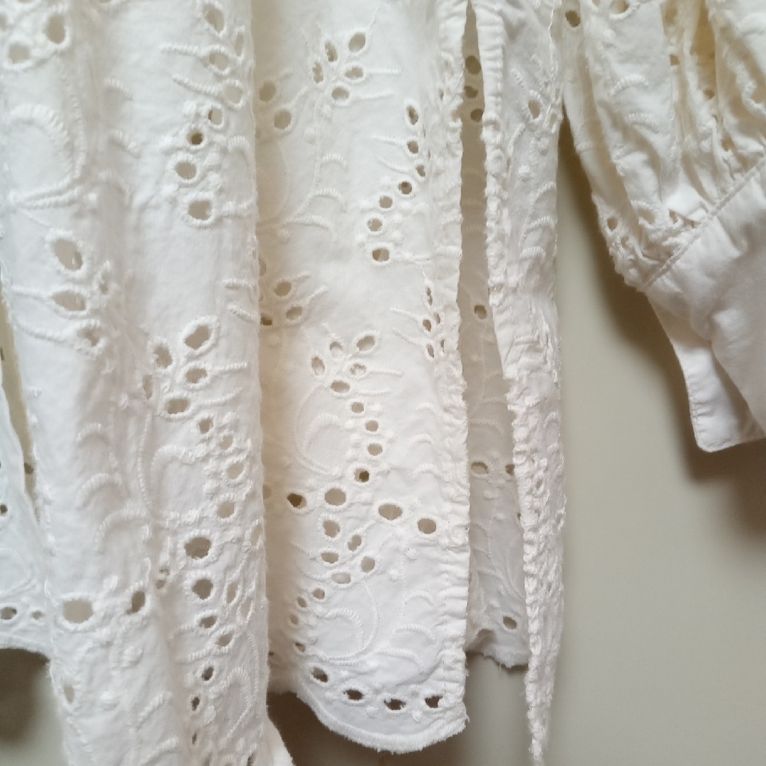 Spick & Span(スピックアンドスパン)のSpick and Span　スカラップレース　ブラウス　オフホワイト　フリー レディースのトップス(シャツ/ブラウス(長袖/七分))の商品写真