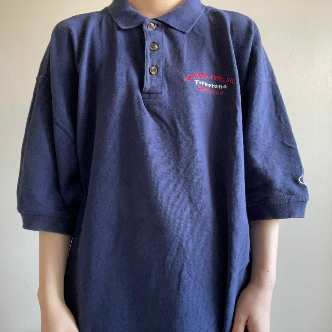 Champion(チャンピオン)のUSA古着 チャンピオン ポロシャツ 刺繍 企業ロゴ オーバーサイズ 袖ロゴ 紺 メンズのトップス(ポロシャツ)の商品写真