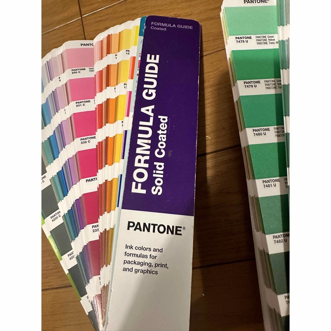 PANTONE - PANTONE PLUS 色見本 パントン フォーミュラガイド2冊組全