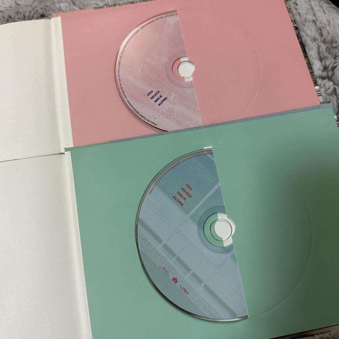 防弾少年団(BTS)(ボウダンショウネンダン)のBTS Youneverwalkalone 2セット エンタメ/ホビーのCD(K-POP/アジア)の商品写真