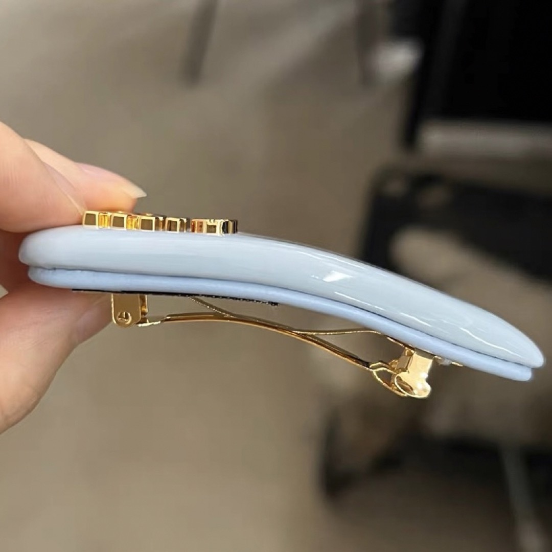 ブルー ヘアバレッタ レザーヘアクリップ 新品未使用 ミュウミュウの