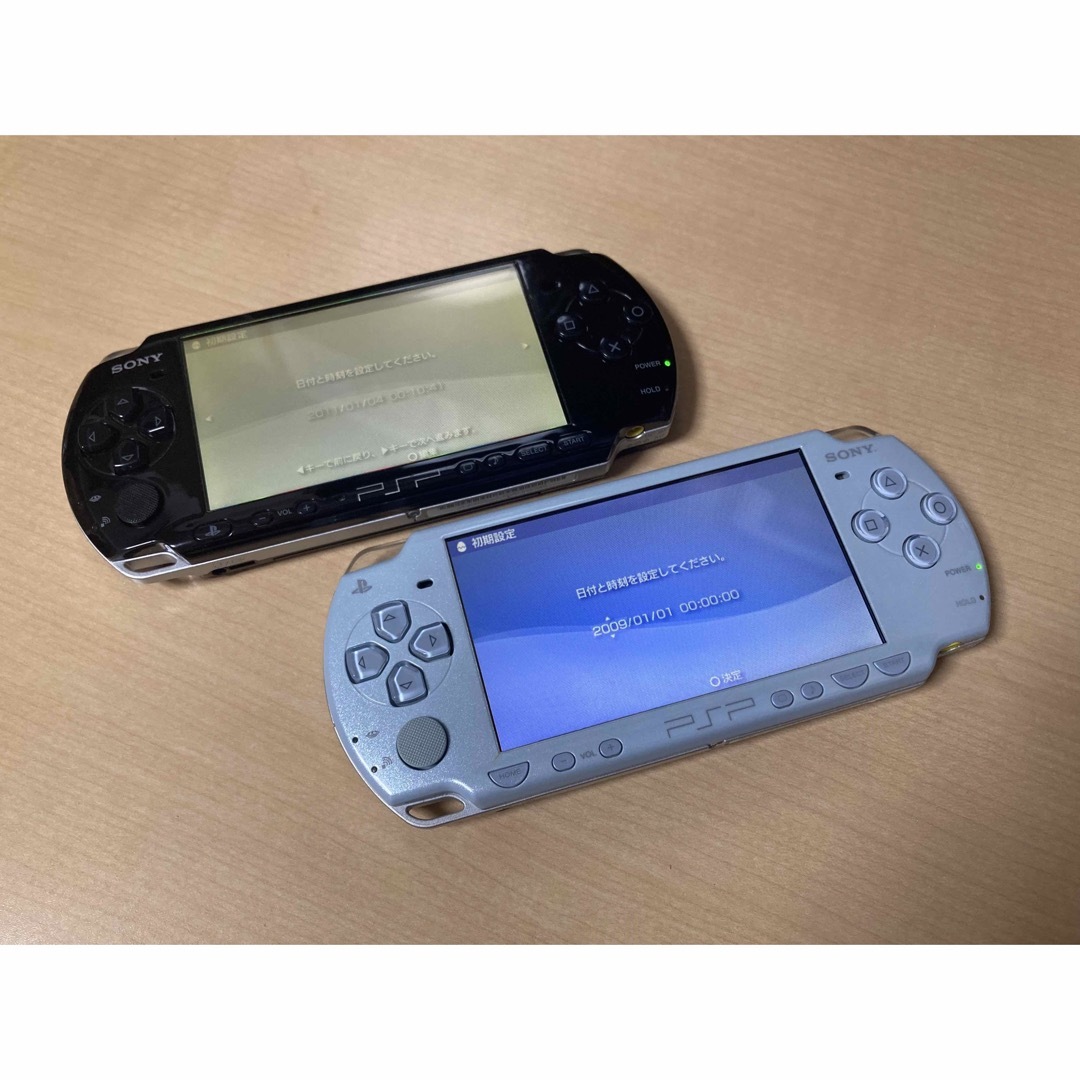 SONY(ソニー)の中古PSP2000/3000本体2台セット エンタメ/ホビーのゲームソフト/ゲーム機本体(携帯用ゲーム機本体)の商品写真