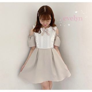 エブリン(evelyn)のevelyn 量産 ブローチショルダーカット ワンピース(ひざ丈ワンピース)