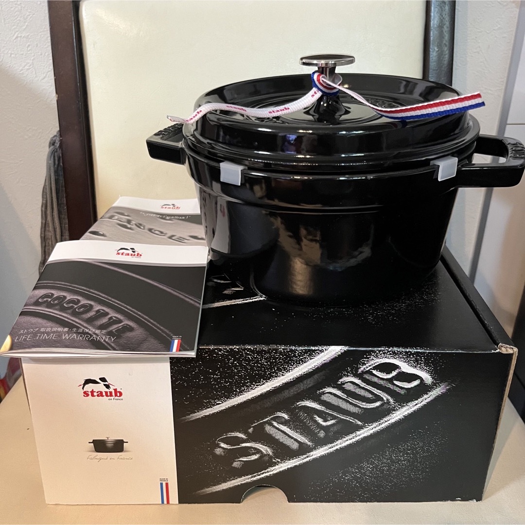 STAUB(ストウブ)の新品未使用 ストウブ ラウンドココット 20cm シャイニーブラック インテリア/住まい/日用品のキッチン/食器(鍋/フライパン)の商品写真