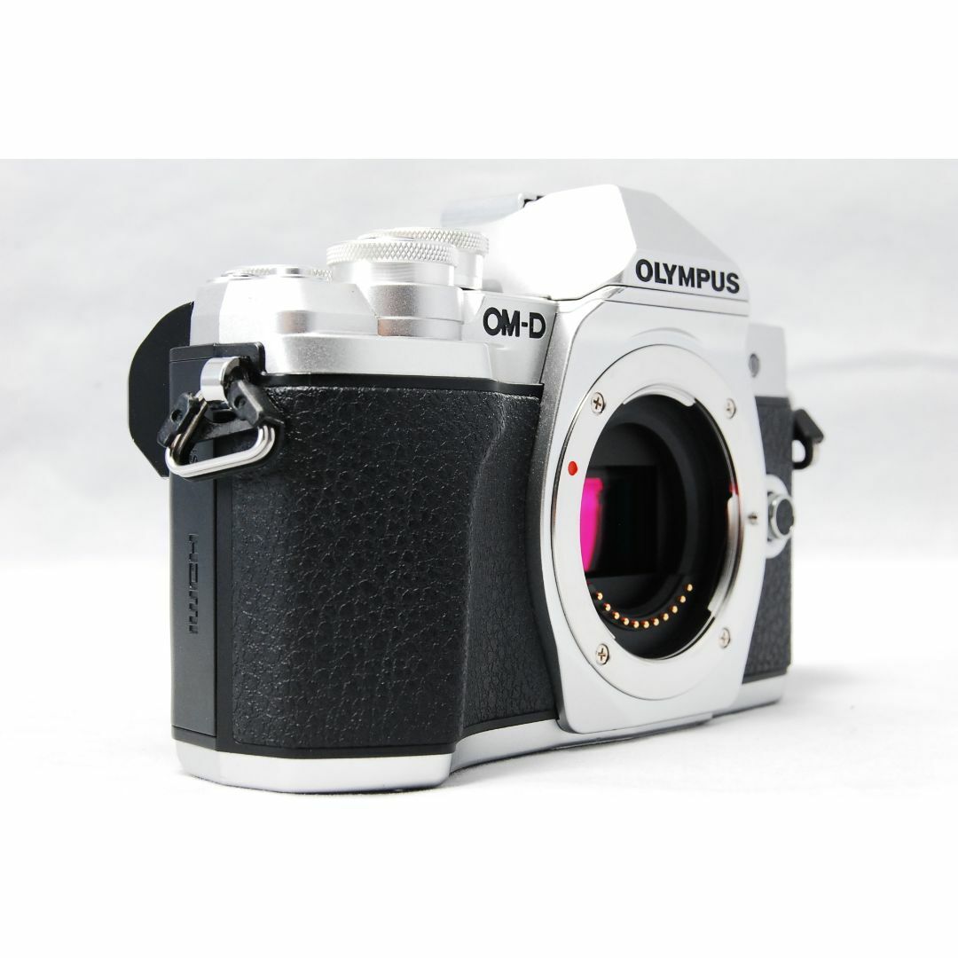 OLYMPUS(オリンパス)のOLYMPUS OM-D E-M10 Mark III ダブルズームキット スマホ/家電/カメラのカメラ(ミラーレス一眼)の商品写真