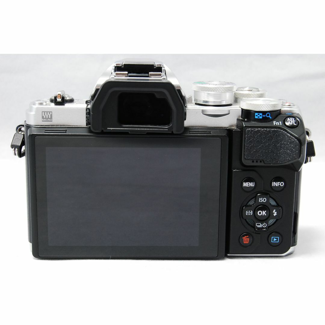 OLYMPUS(オリンパス)のOLYMPUS OM-D E-M10 Mark III ダブルズームキット スマホ/家電/カメラのカメラ(ミラーレス一眼)の商品写真