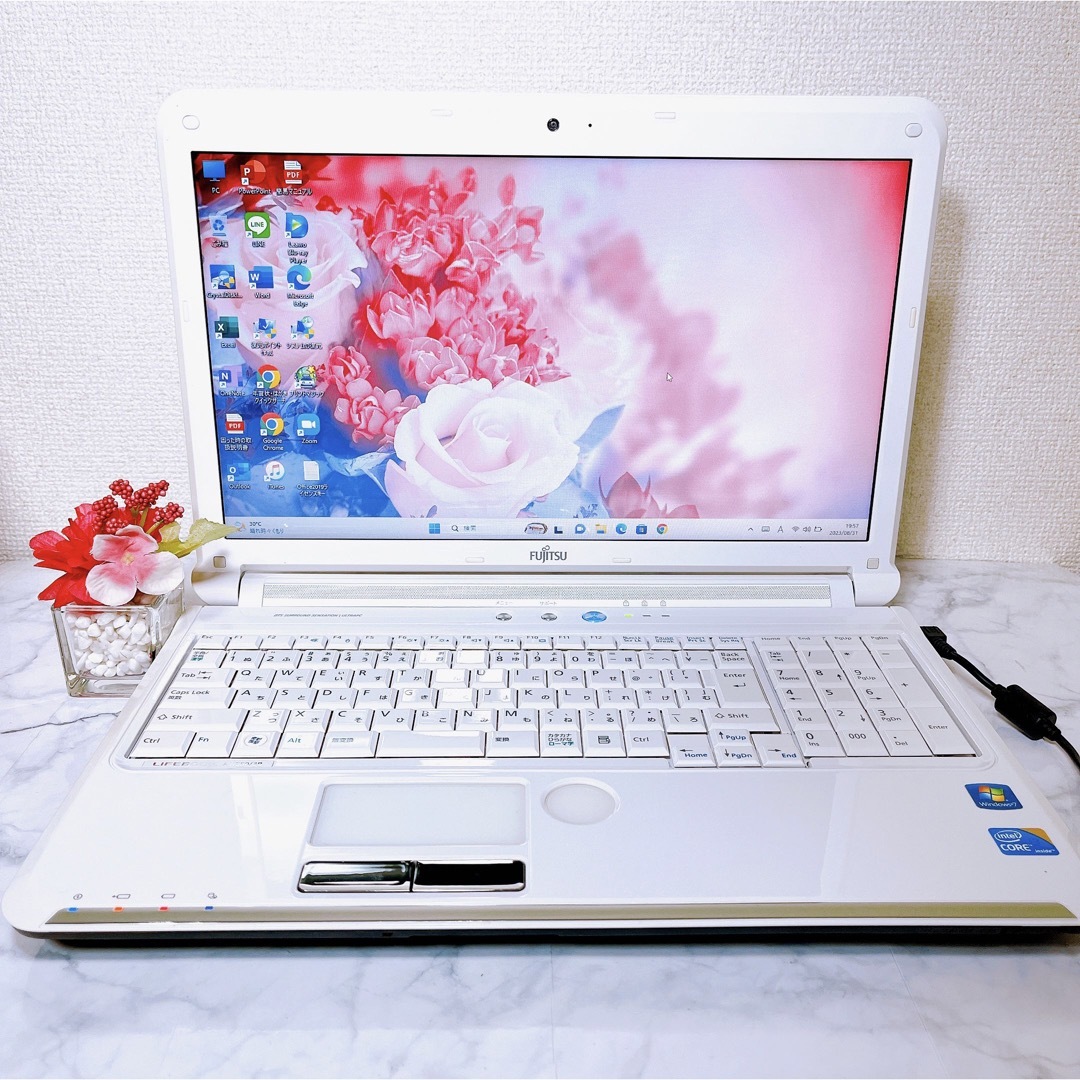 富士通 - 美品✨可愛い薄型ホワイト✨すぐに使えるノートパソコン