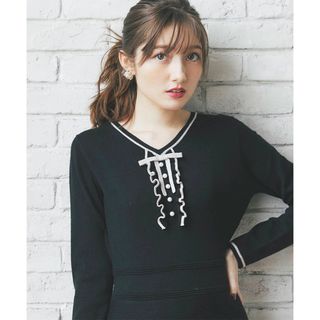 トッコクローゼット(TOCCO closet)のどんなシーンにも着映える配色ライン入りフリル＆りぼん＆パール付きニットワンピ(ひざ丈ワンピース)