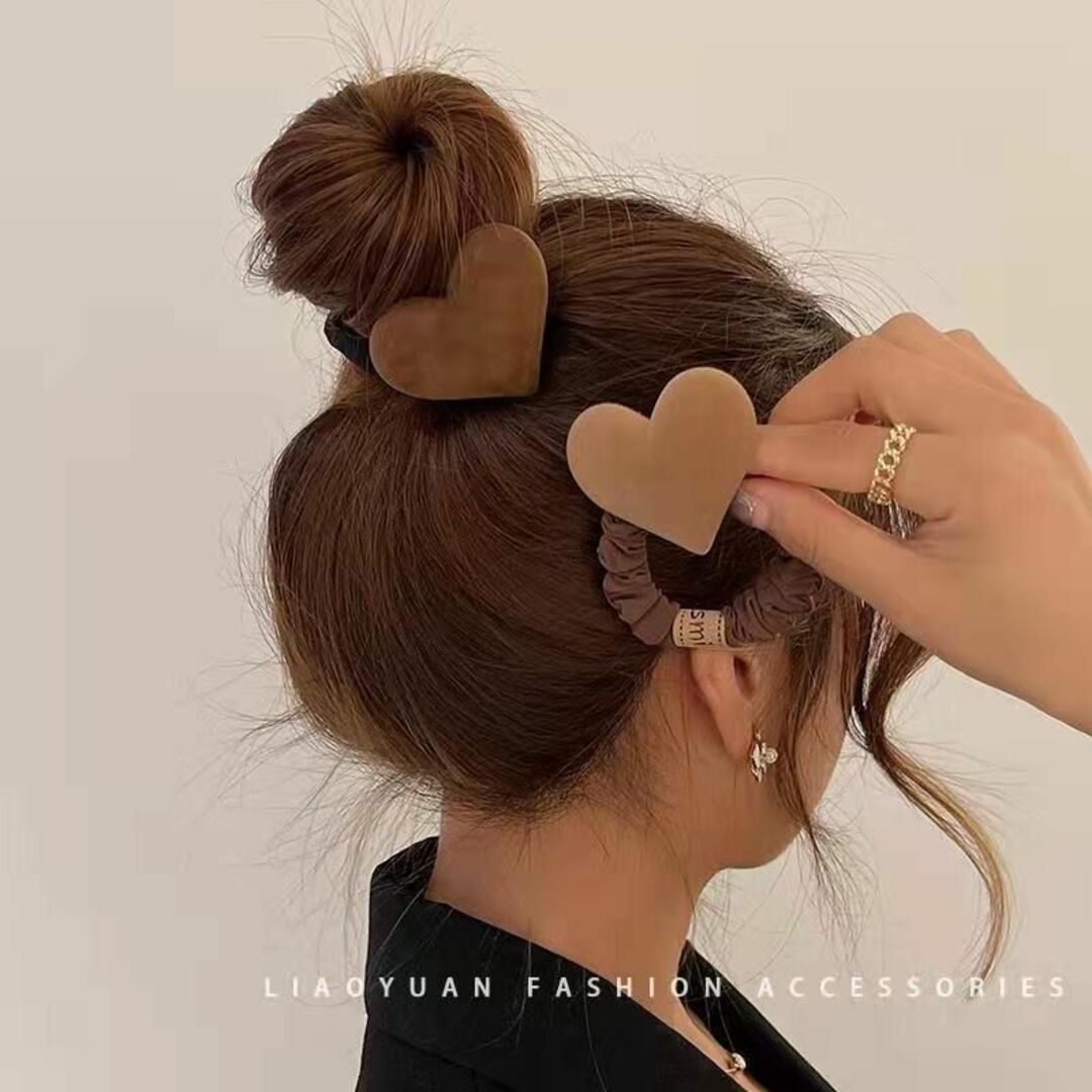 ハートデザイン 2色セット ヘアゴム スエード ラテ モカ レディースのヘアアクセサリー(ヘアゴム/シュシュ)の商品写真