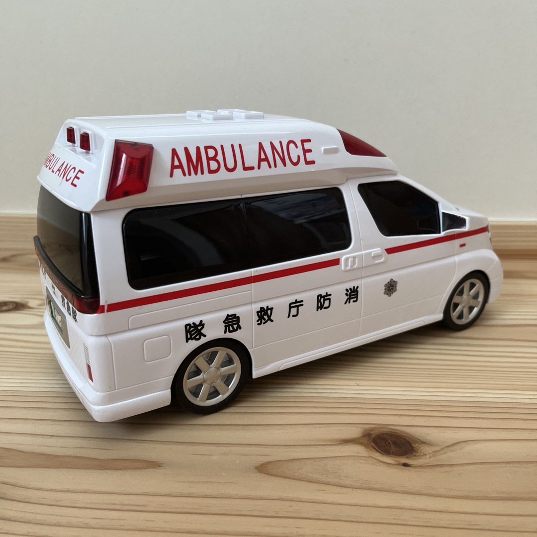 TOYCO(トイコー)の専用　　TOYCO 救急車　エルグランド　はたらく車 キッズ/ベビー/マタニティのおもちゃ(電車のおもちゃ/車)の商品写真