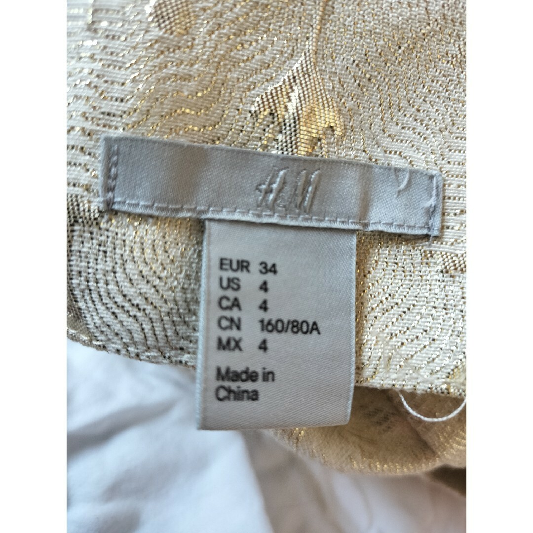 H&M(エイチアンドエム)のH&M ゴールド 刺繍柄ノースリーブトップス レディースのトップス(カットソー(半袖/袖なし))の商品写真