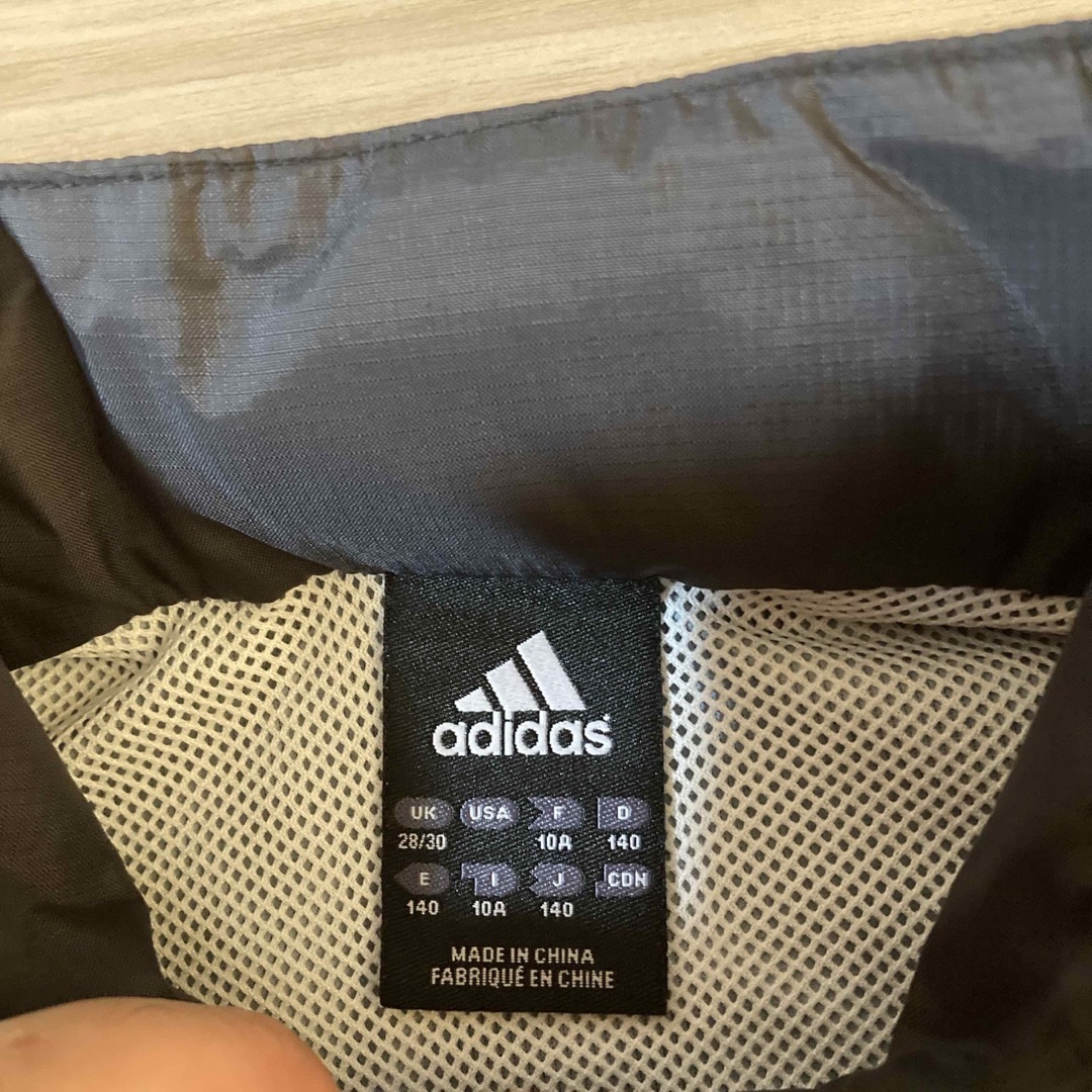 adidas(アディダス)のadidas ナイロンジャケット サイズ140 キッズ/ベビー/マタニティのキッズ服男の子用(90cm~)(ジャケット/上着)の商品写真