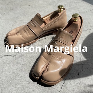 マルタンマルジェラ(Maison Martin Margiela)のメゾンマルジェラ パテントレザー ベージュ 足袋ローファー 24.5cm (ローファー/革靴)
