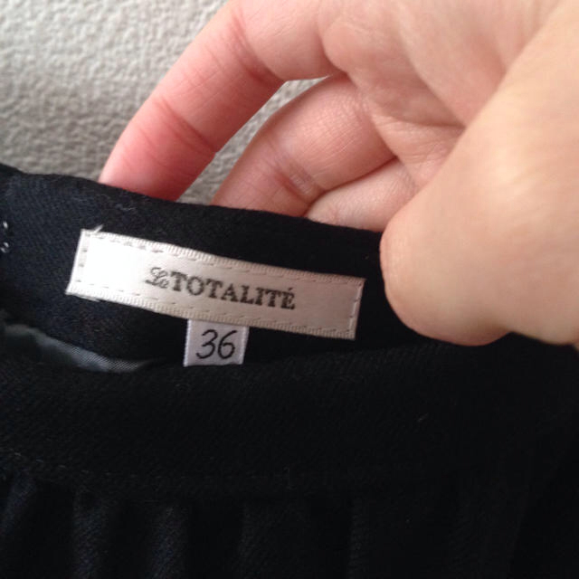 La TOTALITE(ラトータリテ)の【新品】ラ•トータリテ＊黒のスカート レディースのスカート(ひざ丈スカート)の商品写真