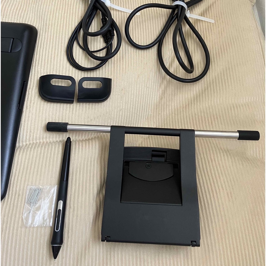 Wacom(ワコム)の【中古】液晶ペンタブレット Wacom Cintiq DTK1660K0D スマホ/家電/カメラのPC/タブレット(PC周辺機器)の商品写真