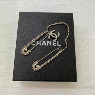 シャネル(CHANEL)のシャネル ブローチ ココマーク ダブルピン メタル シルバー CHANEL(ブローチ/コサージュ)