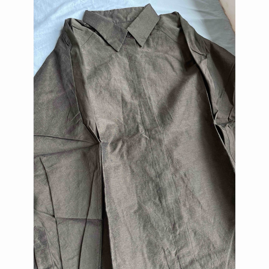 IIROT Oversized Linen Shirt_Khaki レディースのトップス(Tシャツ(長袖/七分))の商品写真