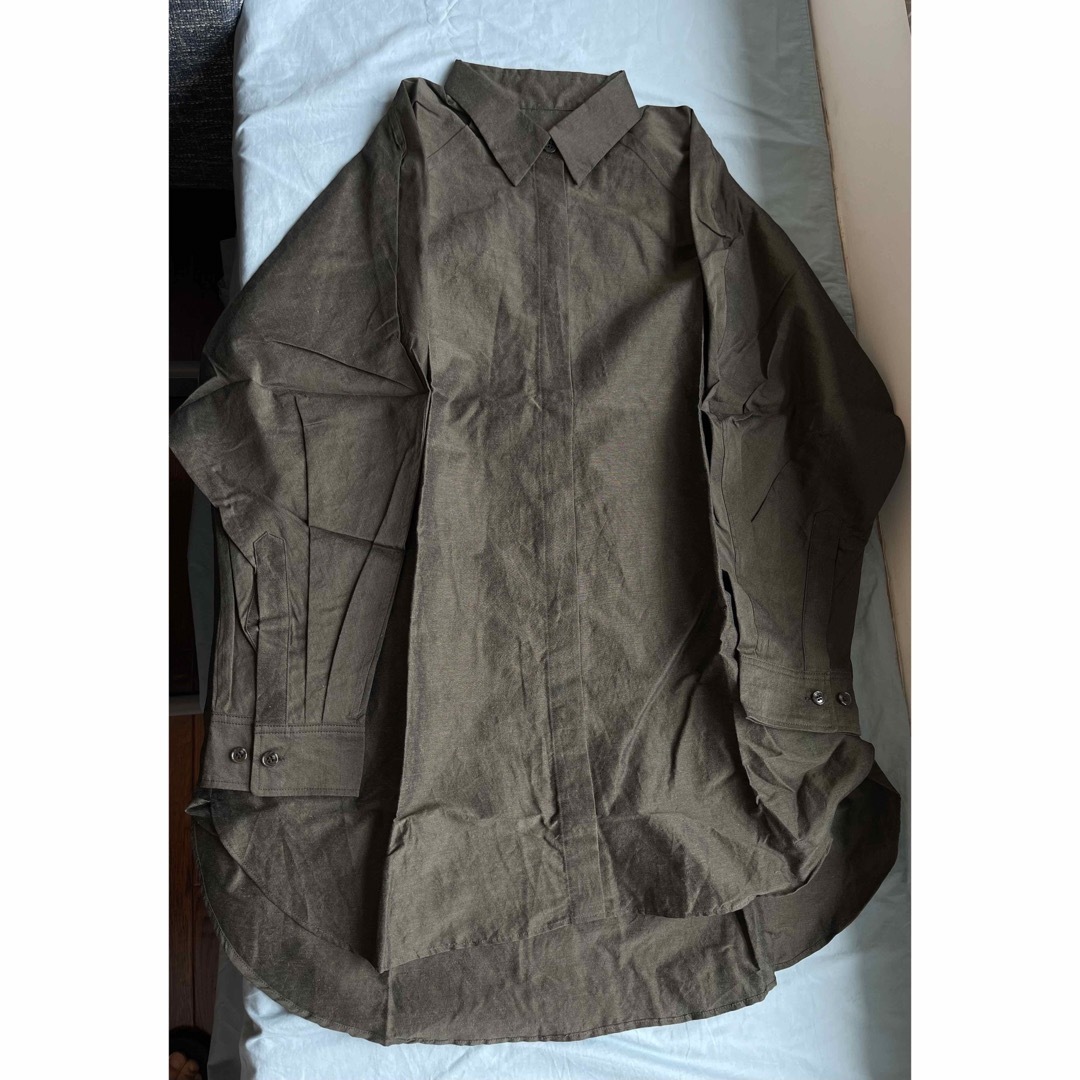 IIROT Oversized Linen Shirt_Khaki レディースのトップス(Tシャツ(長袖/七分))の商品写真