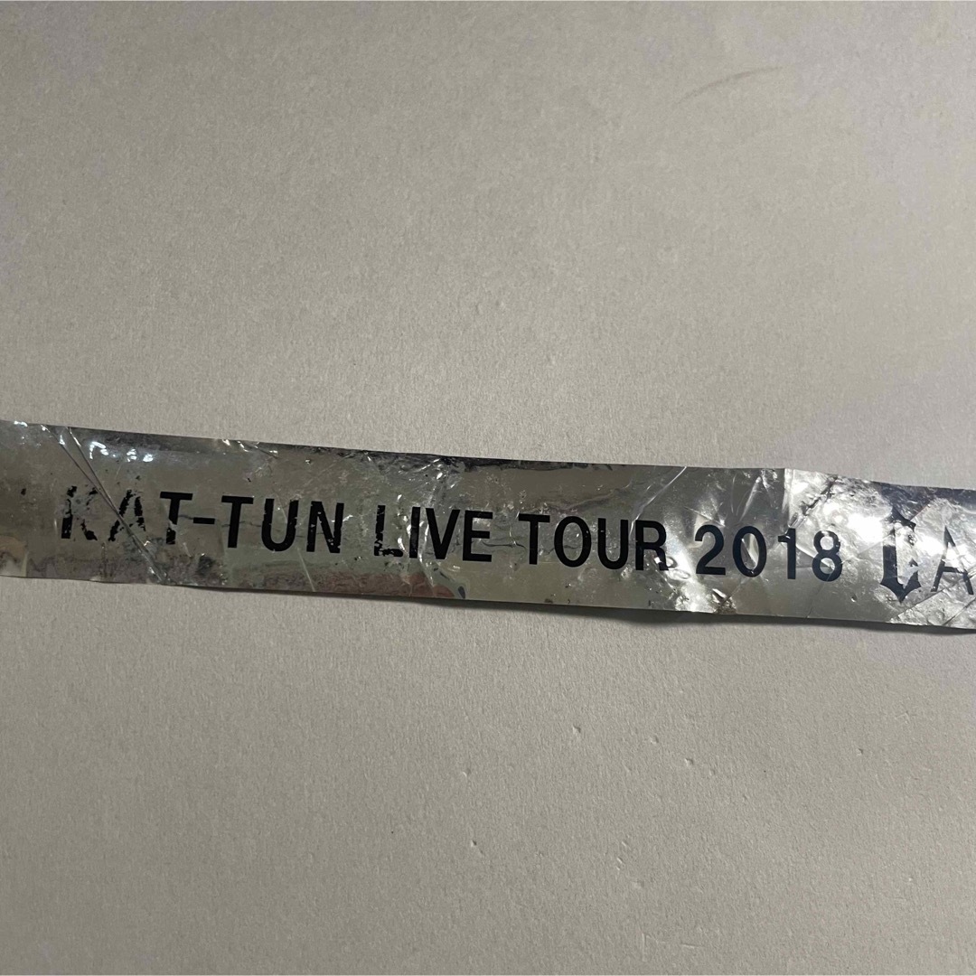 KAT-TUN(カトゥーン)の【KAT-TUN】銀テープ　CAST  ライブツアー2018 グッズ エンタメ/ホビーのタレントグッズ(アイドルグッズ)の商品写真