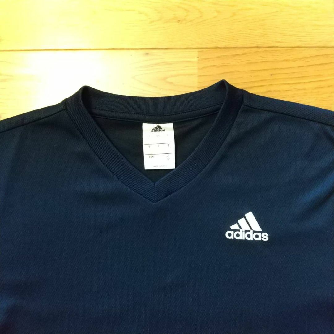 adidas(アディダス)のアディダス 半袖 Vネックシャツ スポーツ トレーニング　紺 メンズのトップス(Tシャツ/カットソー(半袖/袖なし))の商品写真