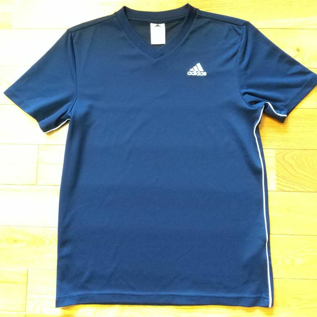 adidas(アディダス)のアディダス 半袖 Vネックシャツ スポーツ トレーニング　紺 メンズのトップス(Tシャツ/カットソー(半袖/袖なし))の商品写真