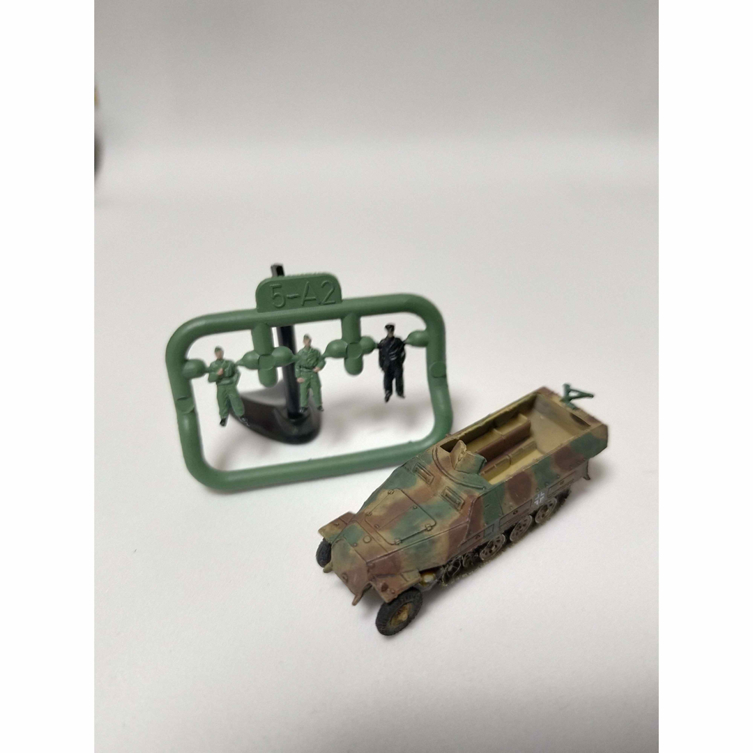 海洋堂(カイヨウドウ)のsd.kfz251D 1/144 ハノマーク 3色迷彩 WTM5弾 エンタメ/ホビーのおもちゃ/ぬいぐるみ(模型/プラモデル)の商品写真