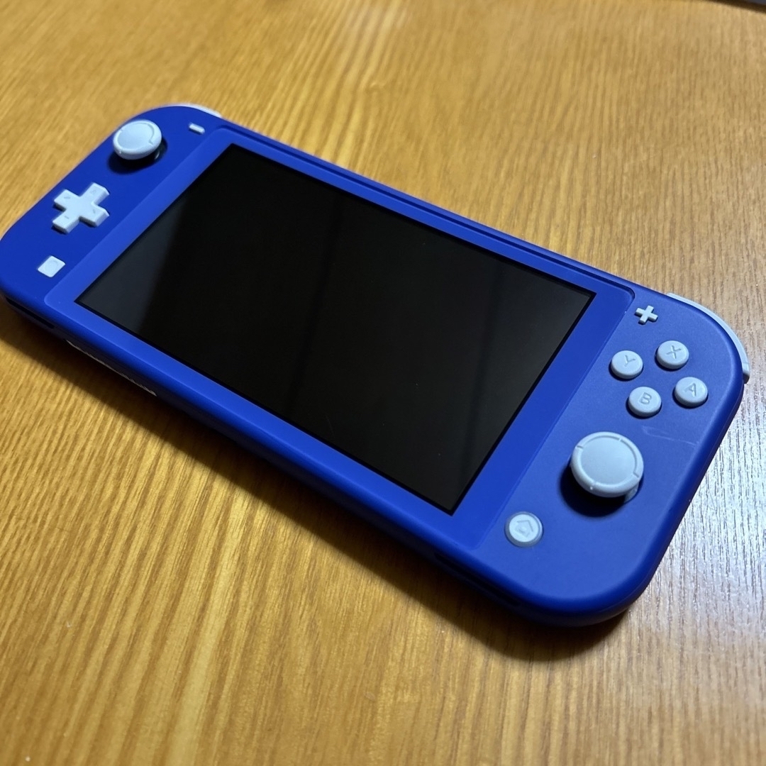 Nintendo Switch(ニンテンドースイッチ)のニンテンドースイッチライト 本体 ポーチ付き エンタメ/ホビーのゲームソフト/ゲーム機本体(携帯用ゲーム機本体)の商品写真