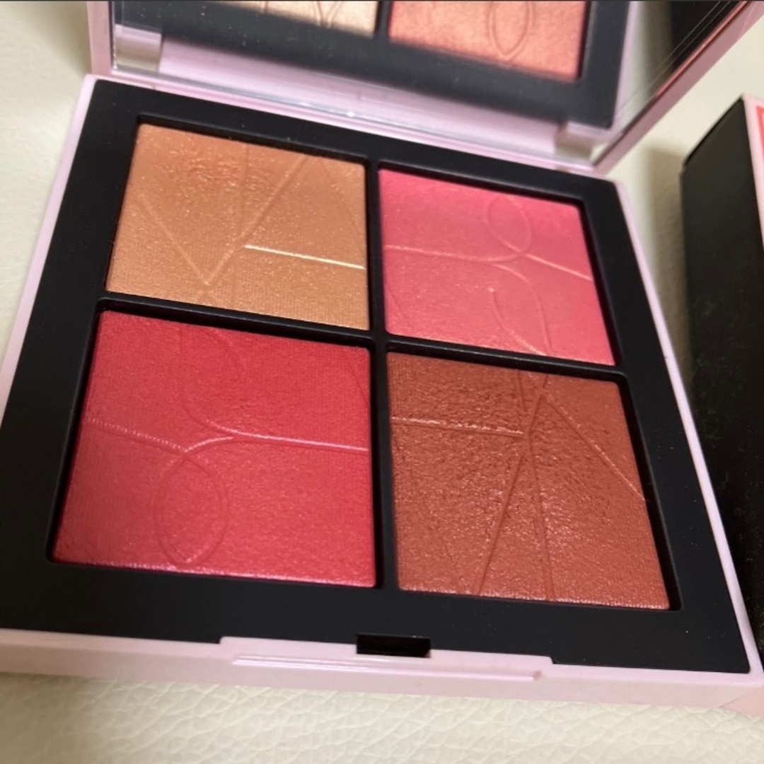 美品　NARS ナーズ　オーガズムフォープレイ　ブラッシュクワッド コスメ/美容のベースメイク/化粧品(フェイスパウダー)の商品写真