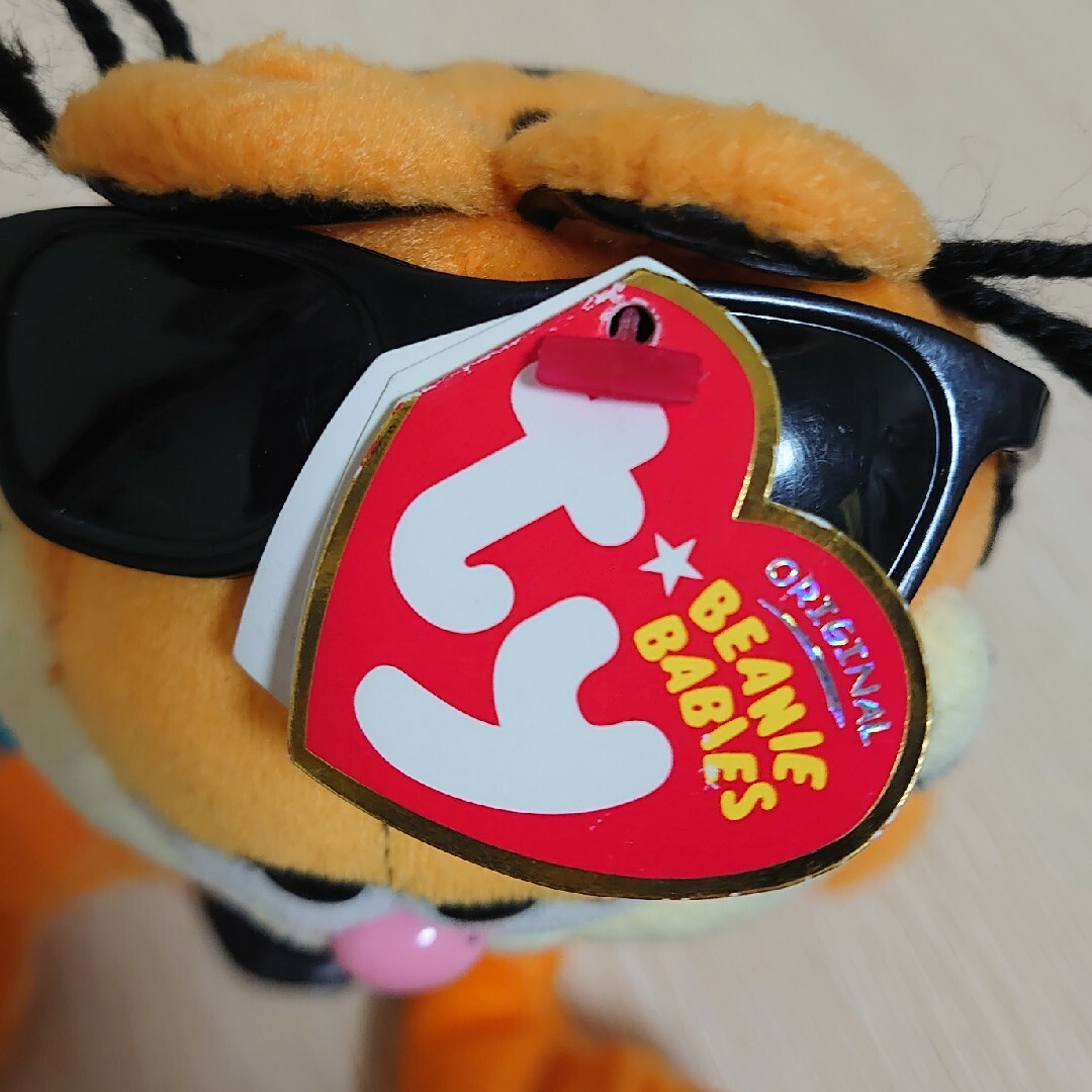 ty BEANIE BABIES GARFIELD サングラスぬいぐるみ エンタメ/ホビーのおもちゃ/ぬいぐるみ(キャラクターグッズ)の商品写真