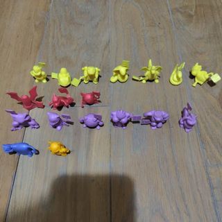 ニンテンドウ(任天堂)のポケモン　消しゴム？　１８種(キャラクターグッズ)