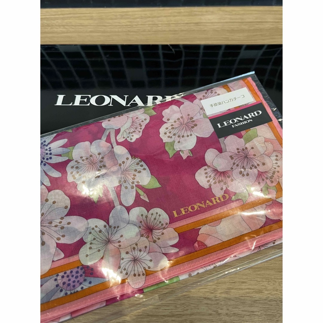 LEONARD(レオナール)のレオナールハンカチ　綿100% お値下げ レディースのファッション小物(ハンカチ)の商品写真