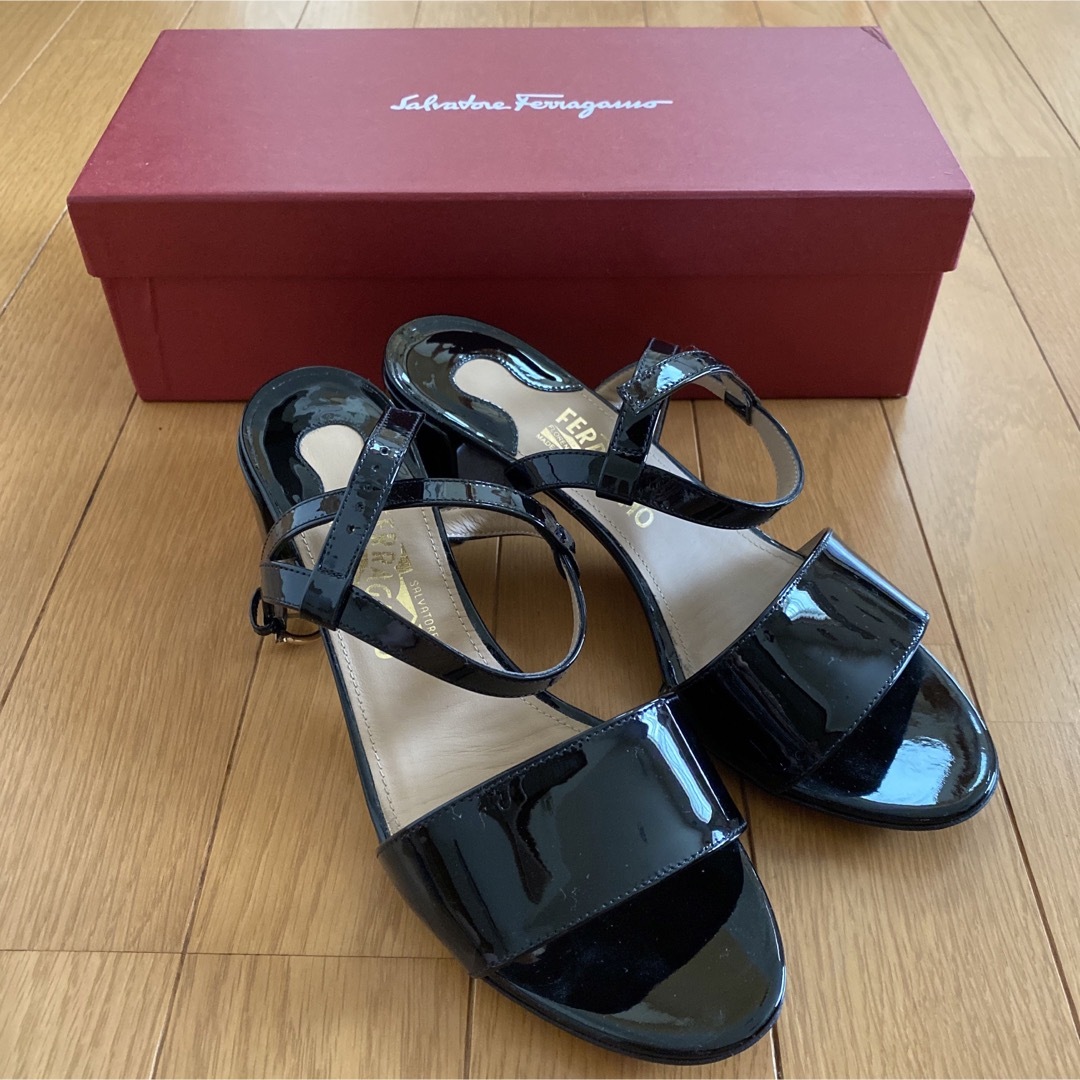 Salvatore Ferragamo - 美品 フェラガモ エナメルサンダル 8dの通販 by ...