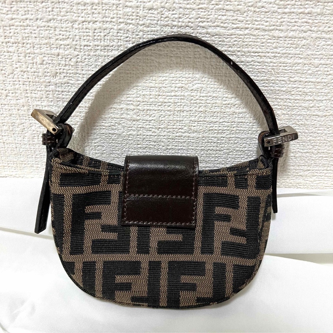 FENDI(フェンディ)の【FENDI/フェンディミニクロワッサン ズッカ ポーチ ミニバッグ ブラウン】 レディースのバッグ(その他)の商品写真