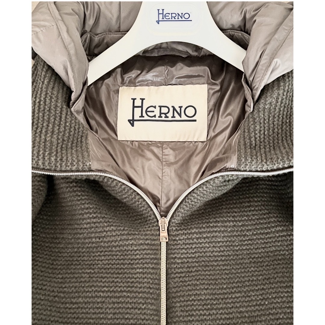 HERNO(ヘルノ)の★HERNO ヘルノ★カーキ色 ニット レイヤー ダウンコート レディースのジャケット/アウター(ダウンコート)の商品写真