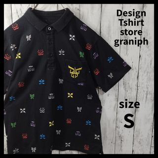 グラニフ(Design Tshirts Store graniph)の【graniph】仮面ライダークウガ総柄ポロシャツ　半袖　リント文字　刺繍ロゴ(ポロシャツ)