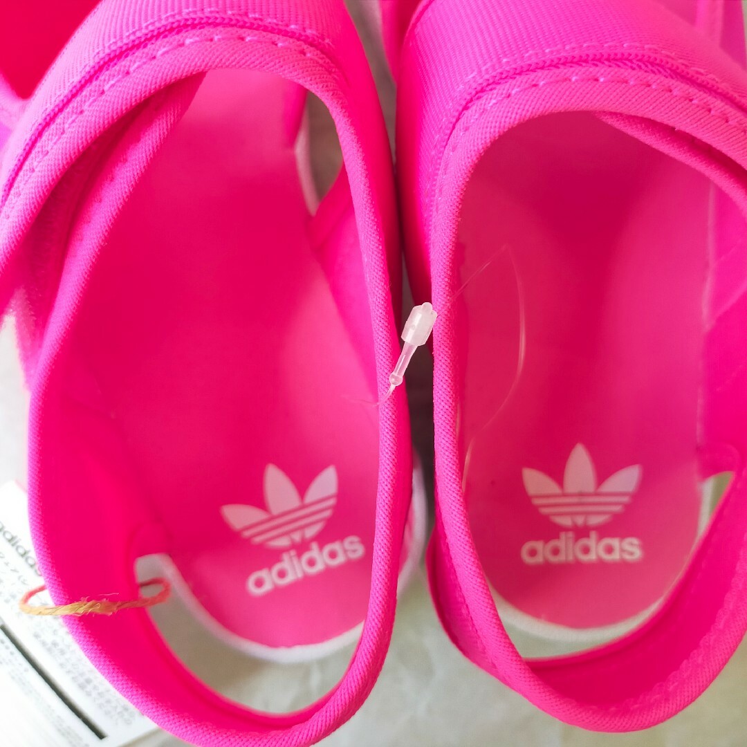 adidas(アディダス)の新品！アディダス スーパースターサンダル キッズ ジュニア 21.0cm 女の子 キッズ/ベビー/マタニティのキッズ靴/シューズ(15cm~)(サンダル)の商品写真