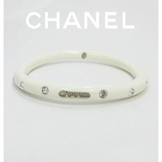 シャネル(CHANEL)のCHANEL シャネル　バングル ロゴ ラインストーン プラスチック (ブレスレット/バングル)