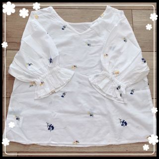 ダブルクローゼット(w closet)のw closet ブラウス　トップス　花　刺繍(シャツ/ブラウス(半袖/袖なし))