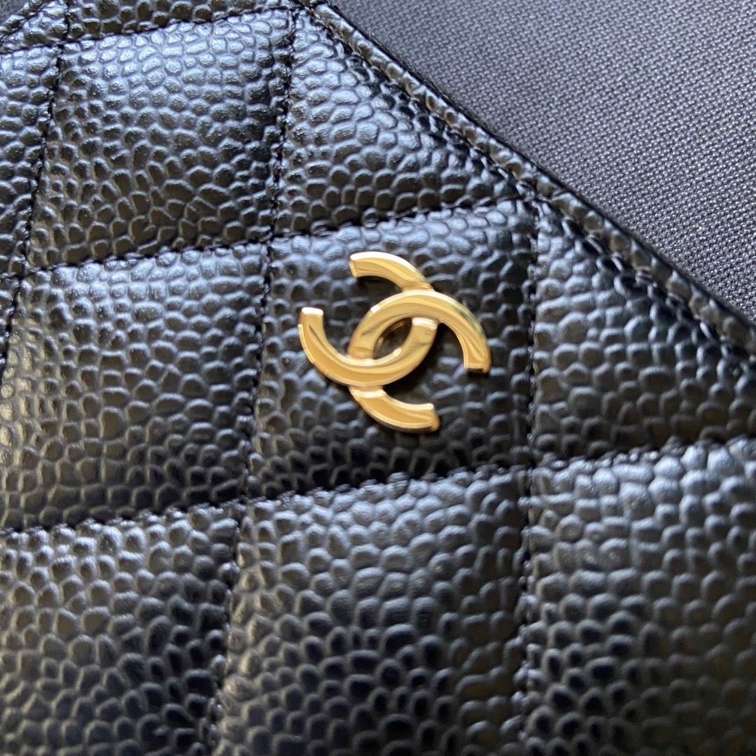 CHANEL(シャネル)の新品未使用シャネル　キャビアスキン　 ラウンドファスナーカードケース　パスケース レディースのファッション小物(財布)の商品写真