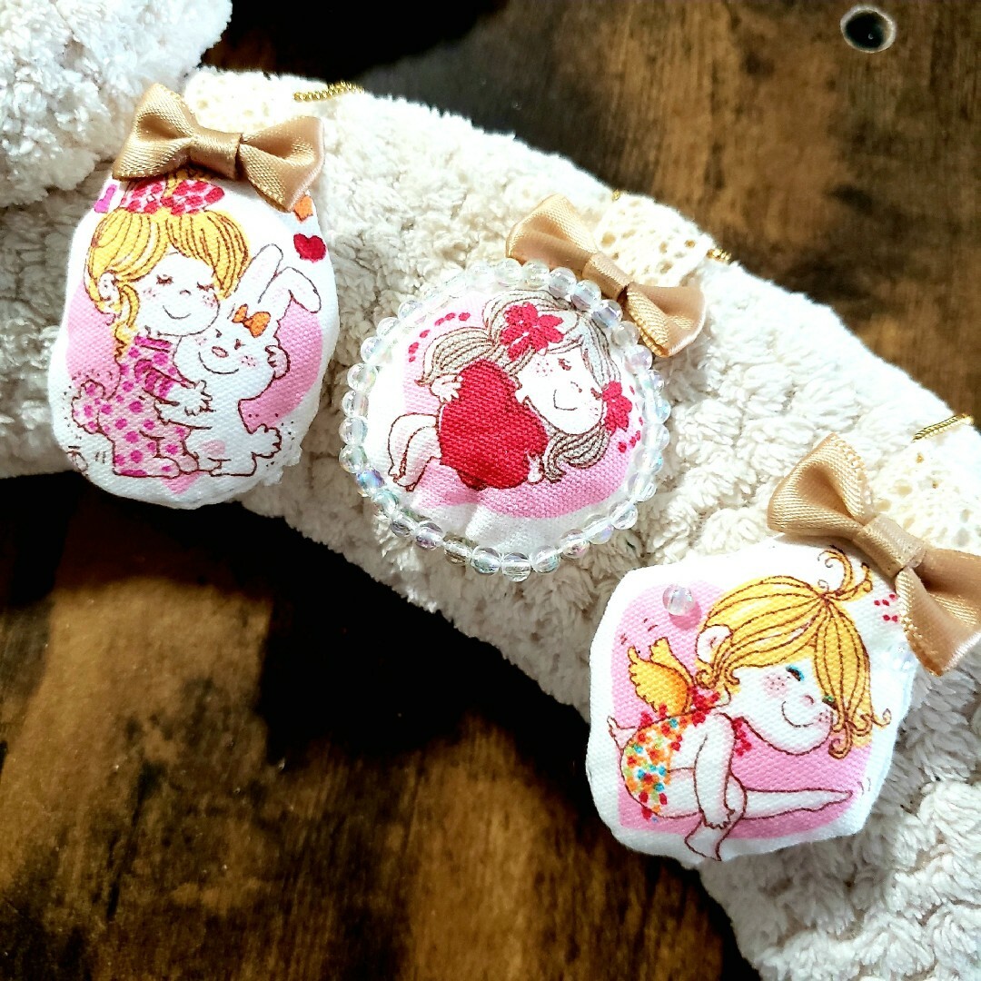 ＊女の子のクッションストラップ＊　女の子　うさぎ　チャーム　キーホルダー ハンドメイドのアクセサリー(キーホルダー/ストラップ)の商品写真