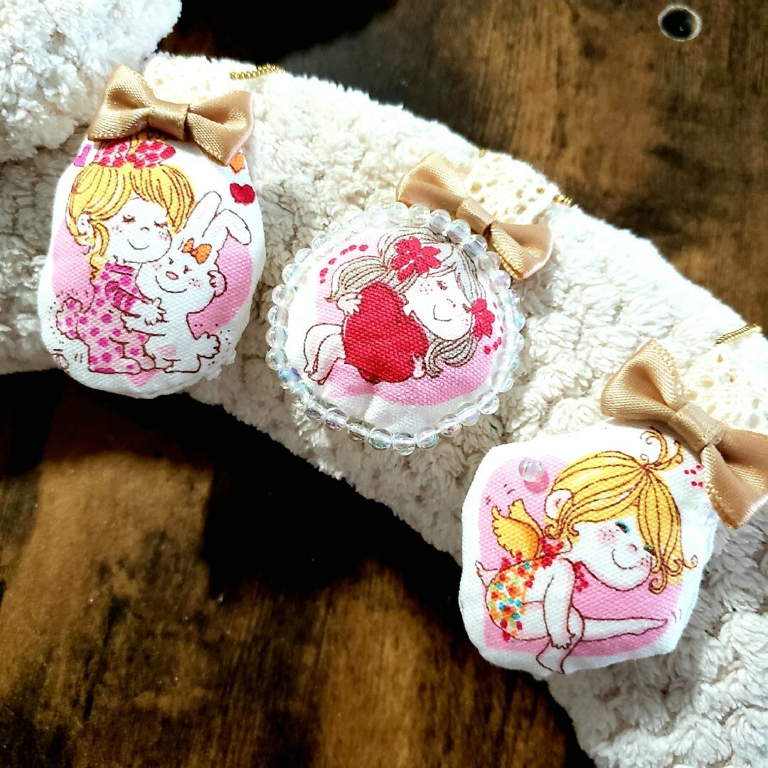 ＊女の子とうさぎさんのクッションストラップ＊　ひし形　ピンク　女の子　うさぎ ハンドメイドのアクセサリー(キーホルダー/ストラップ)の商品写真