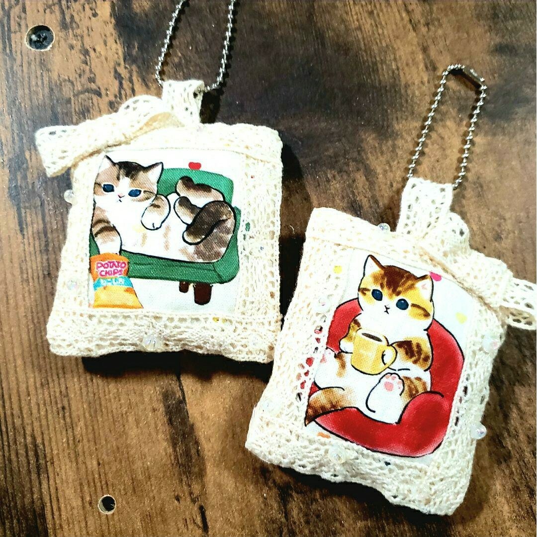 ＊レースとリボンのくつろぎねこちゃん＊グリーン　ネコ　ねこ　オフにゃん　刺繍 ハンドメイドのアクセサリー(キーホルダー/ストラップ)の商品写真