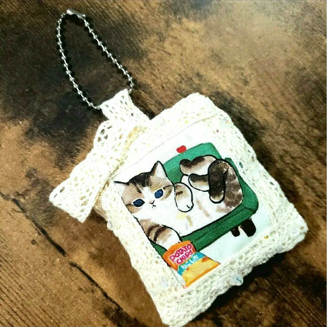 ＊レースとリボンのくつろぎねこちゃん＊グリーン　ネコ　ねこ　オフにゃん　刺繍 ハンドメイドのアクセサリー(キーホルダー/ストラップ)の商品写真