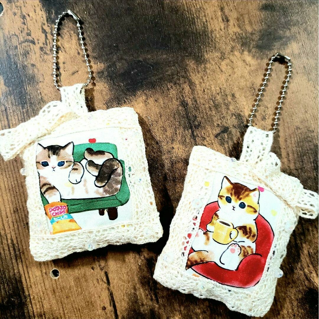 ＊レースとリボンのくつろぎねこちゃん＊グリーン　ネコ　ねこ　オフにゃん　刺繍 ハンドメイドのアクセサリー(キーホルダー/ストラップ)の商品写真