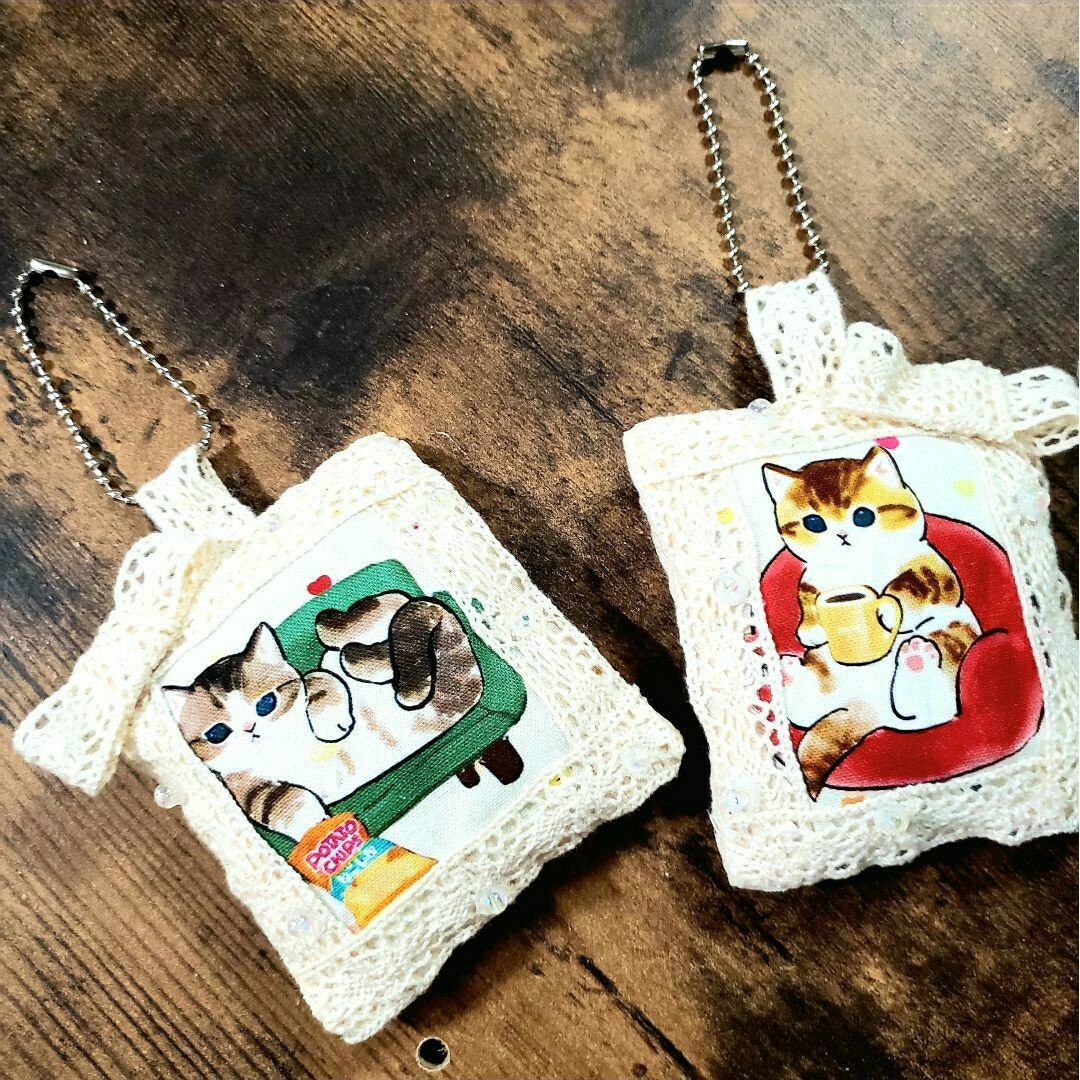 ＊レースとリボンのくつろぎねこちゃん＊グリーン　ネコ　ねこ　オフにゃん　刺繍 ハンドメイドのアクセサリー(キーホルダー/ストラップ)の商品写真