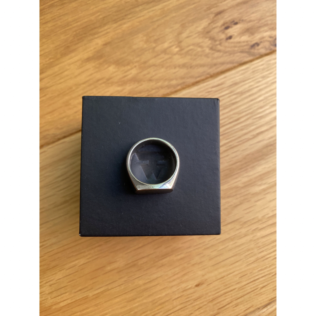 TOM WOOD(トムウッド)のTOMWOOD Cushion Satin Ring M サイズ60 メンズのアクセサリー(リング(指輪))の商品写真