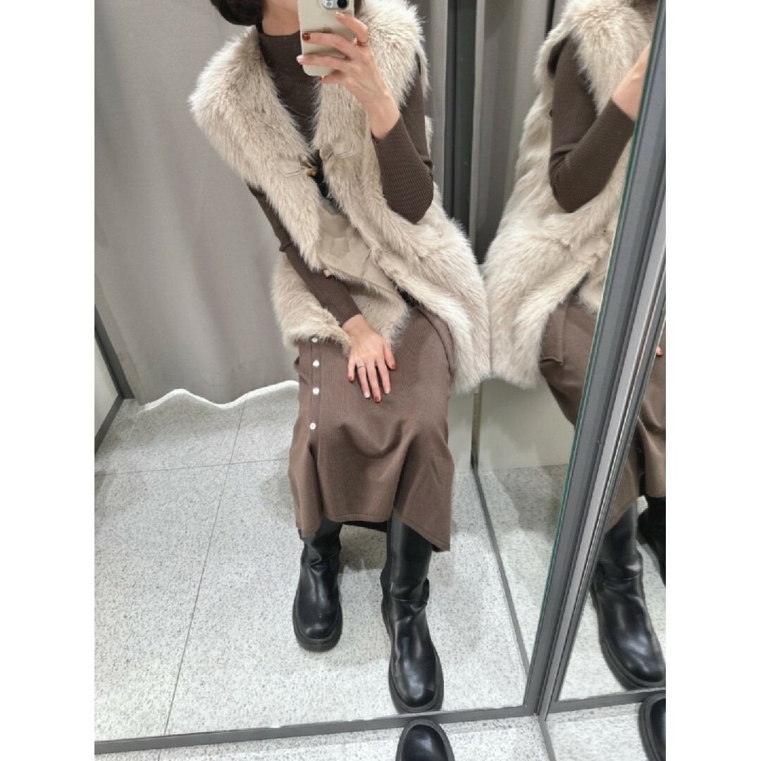 ZARA フェイクファーベスト Lサイズ ベージュ ZARA フェイクファーベスト Lサイズ ベージュ