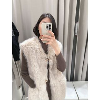 ザラ(ZARA)のZARA　フェイクファーベスト　Lサイズ　ベージュ(ベスト/ジレ)