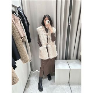 ZARA　フェイクファーベスト　Lサイズ　ベージュ