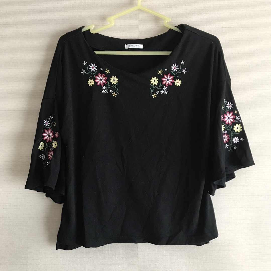 HONEYS(ハニーズ)の◎お花刺繍◎ Tシャツ 【A】 ブラック レディースのトップス(Tシャツ(半袖/袖なし))の商品写真